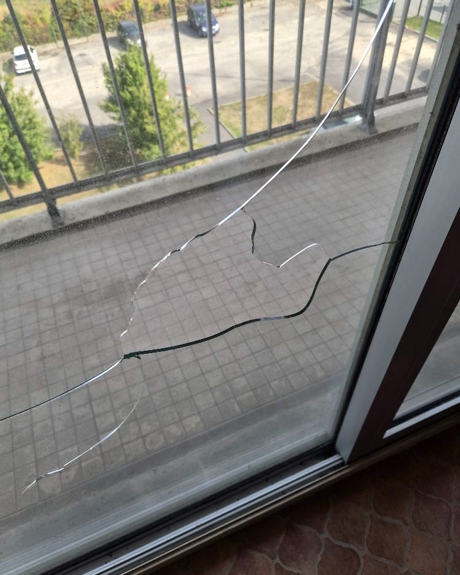 Avant : baie vitrée sur balcon : verre fissuré remplacé
